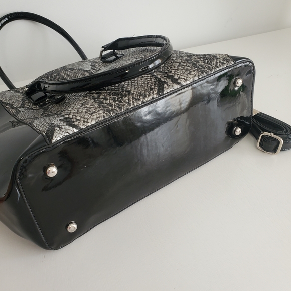 Elegant Black Patent and Snake Print Shoulder Bag With Sholder Strap - Picture 7 of 15